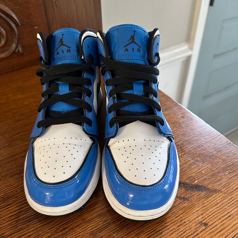 Jordan 1 amid “Signal Blue” - Picture 2 of 5